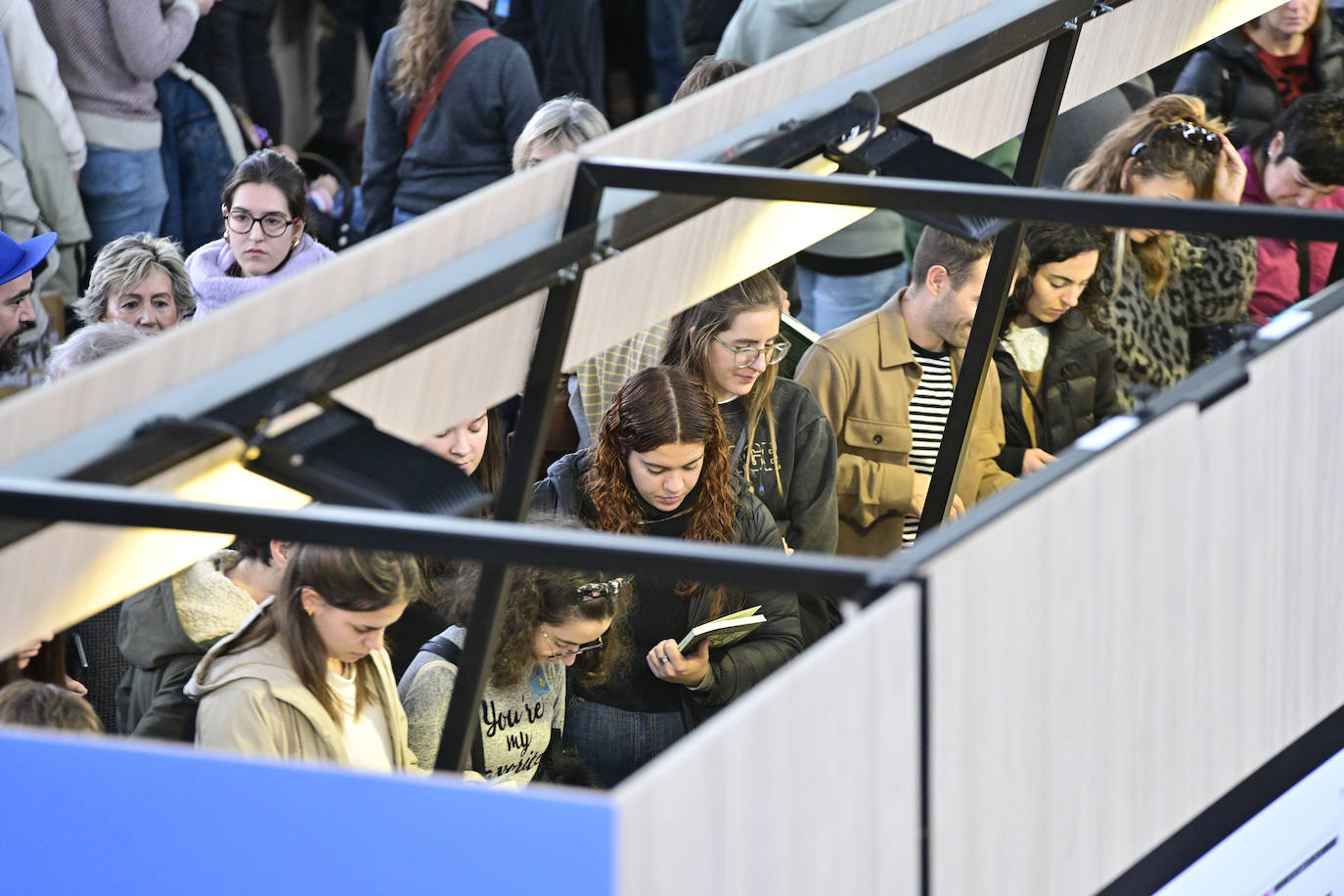 Azoka, jendez gainezka