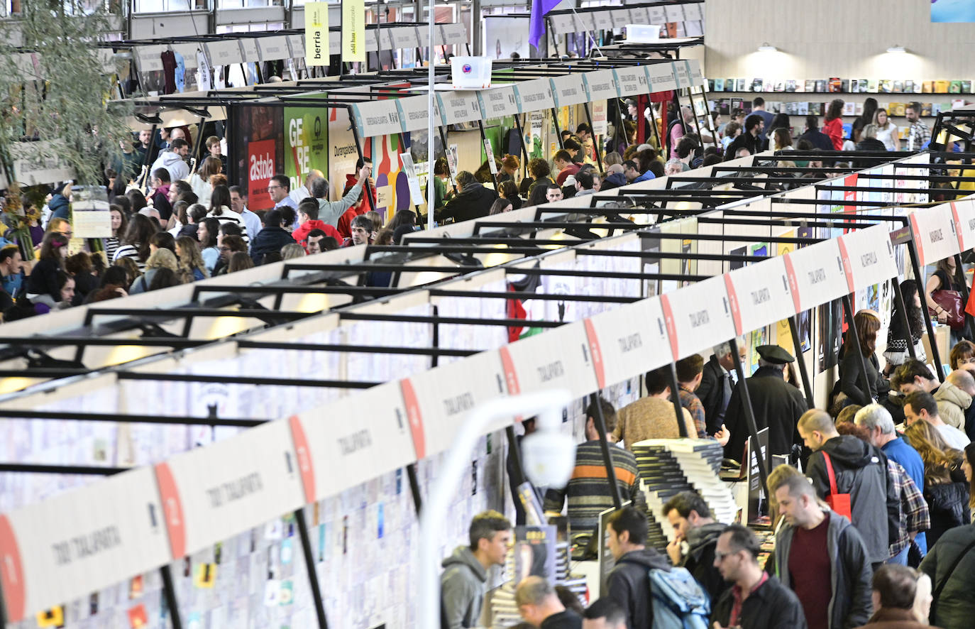 Azoka, jendez gainezka