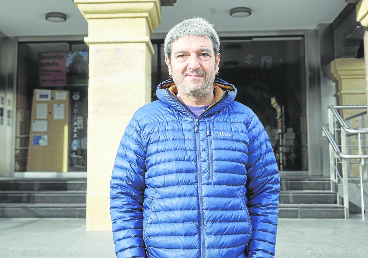 El alcalde Iñaki Alberdi posafrente al Ayuntamiento.