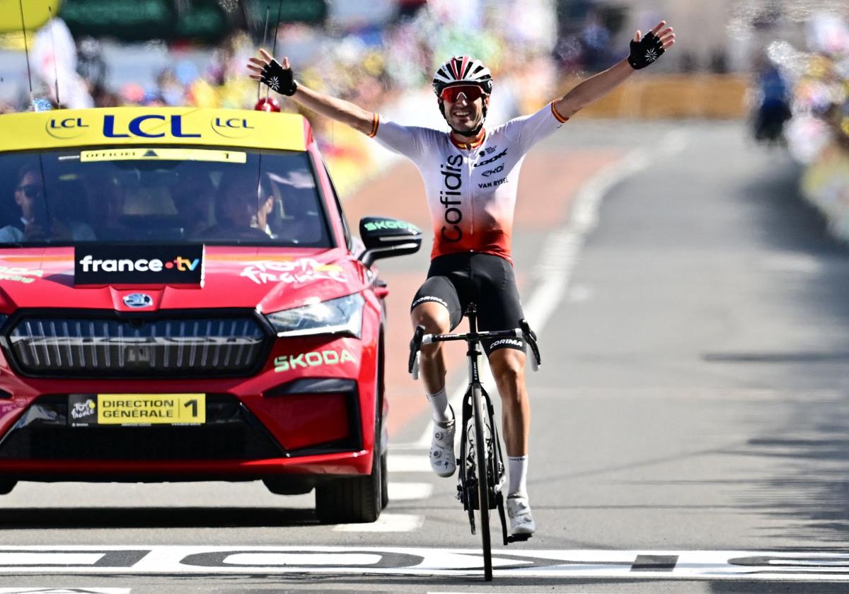 Ion Izagirre celebra su triunfo en el Tour de Francia.