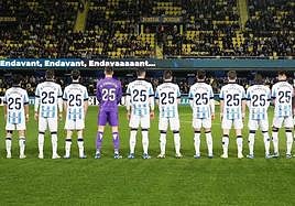 Los jugadores de la Real Sociedad han saltado al campo con camisetas en recuerdo a Aitor Zabaleta.