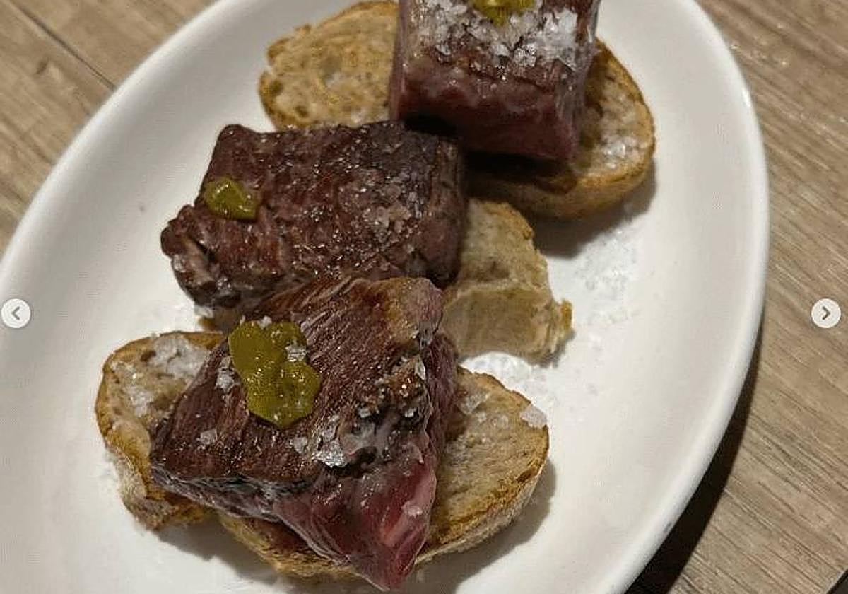 Las tostas de carne con pimiento, uno de los caprichos de los que disfrutó Blanca Pombo en Donostia.