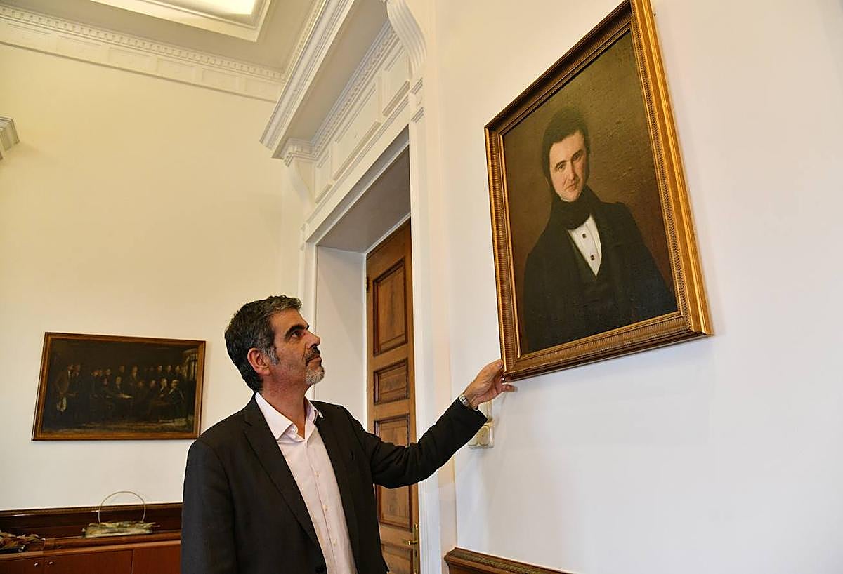Eneko Goia observa el retrato de Eustasio Amilibia