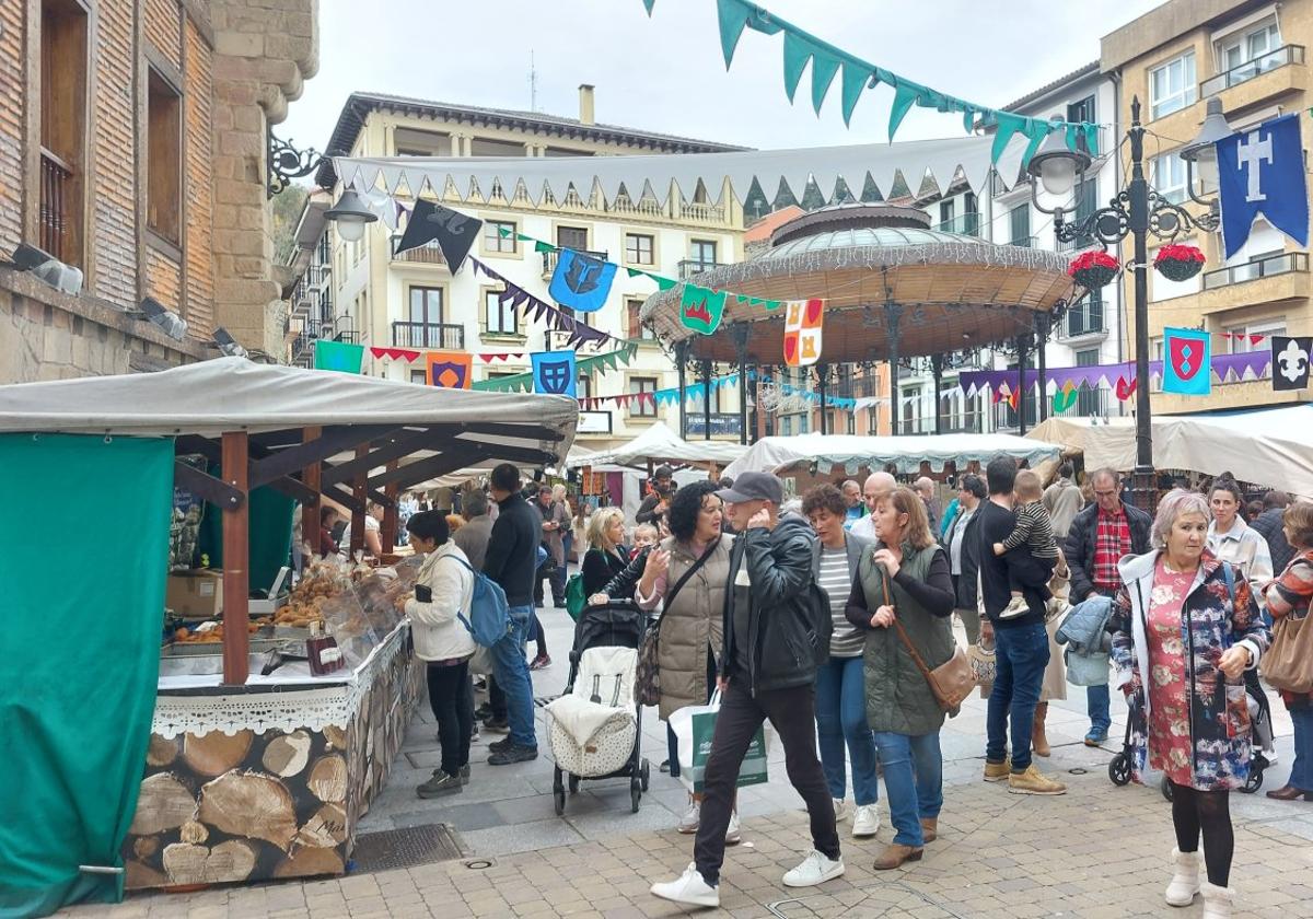 Las calles y plazas de Zarautz han estado muy animadas durante estos días con el Mercado Medieval, como se aprecia en esta imagen de ayer al mediodía en Musika Plaza.