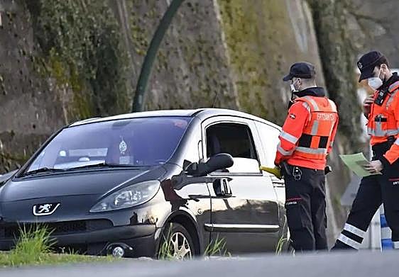 Agentes de la Ertzaintza realizan un control rutinario.