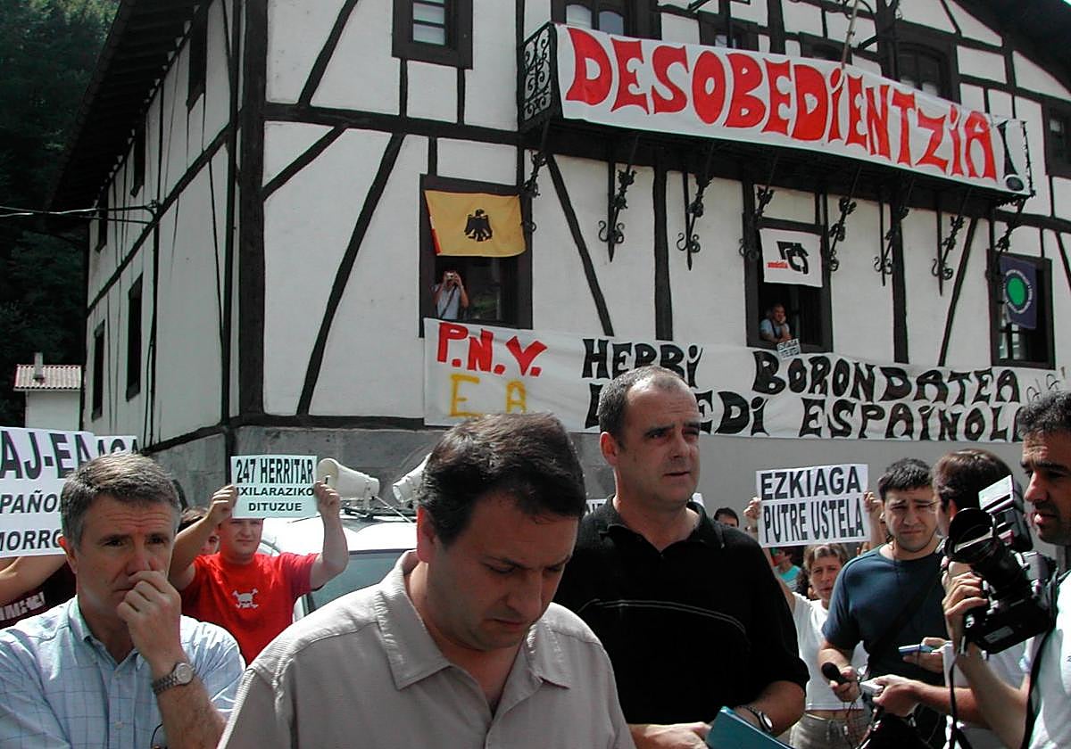 Egibar el 14 de junio de 2003, fecha de constitución del Ayuntamiento de Lizartza. En primer plano, Patxi Ezkiaga, uno de sus colaboradores.