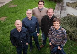 Cheli Lanzagorta, Ricardo Aldarondo, Mikel Aguirre, Javi P3z y Joserra Senperena posan junto al Victoria Eugenia.