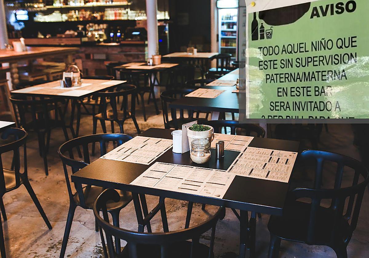 Aviso en un restaurante sobre la supervisión paterna de los niños