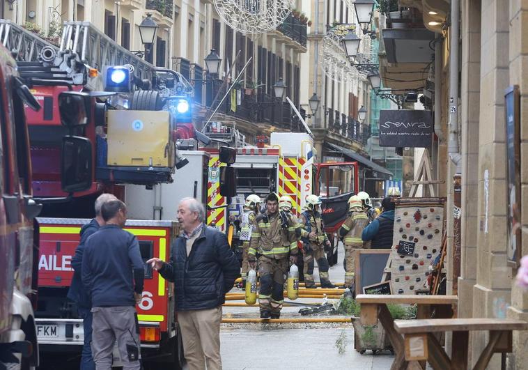 Varias dotaciones de bomberos esta mañana en la calle 31 de agosto de San Sebastián