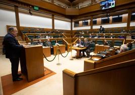 El consejero de Hacienda, Pedro Azpiazu, interviene en el pleno de presupuestos