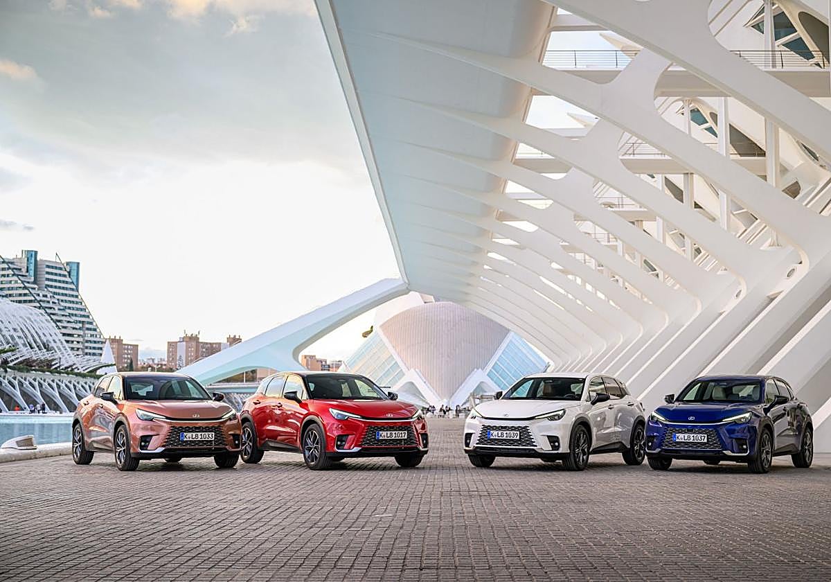 La gama del Lexus LBX en Valencia, al completo, con diferentes colores, monta un motor de 136 CV y ofrece tracción delantera o a las cuatro ruedas.