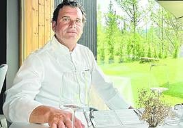 Fernando, 'alma mater' de La Revelia, en el comedor del reconocido restaurante.