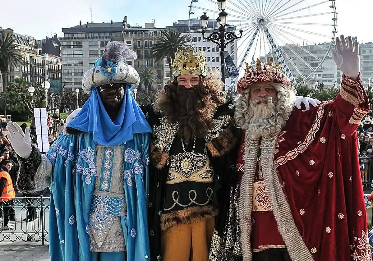 Imagen de los tres Reyes Magos durante su desfile del año pasado por San Sebastián