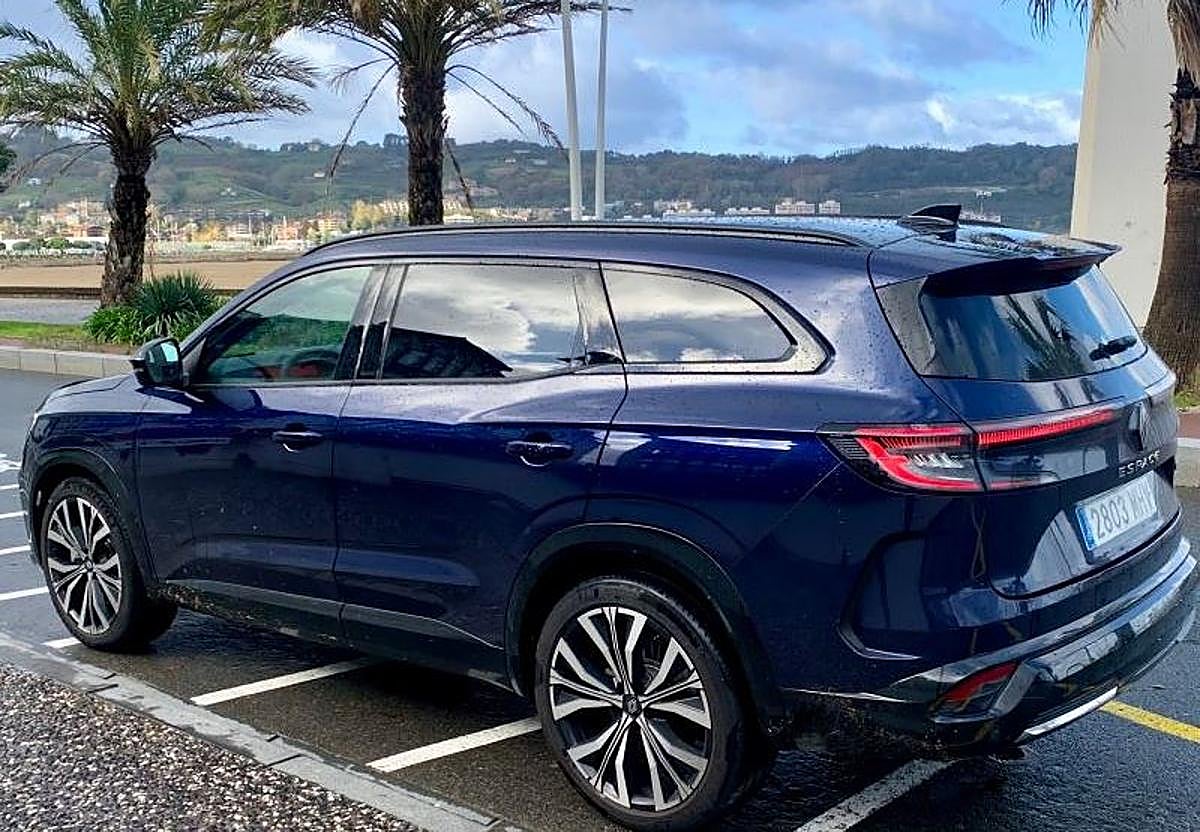 En las imágenes se percibe claramente el paso que Renault ha dado con el Espace para pasar de un monovolumen a un SUV de muy buen tamaño.