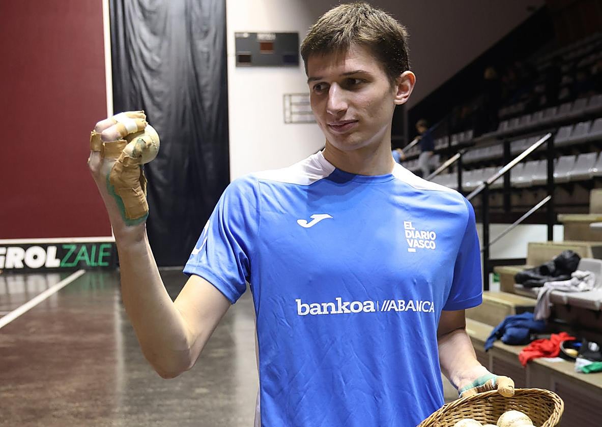 Unax Landa, en la elección de material para la final.