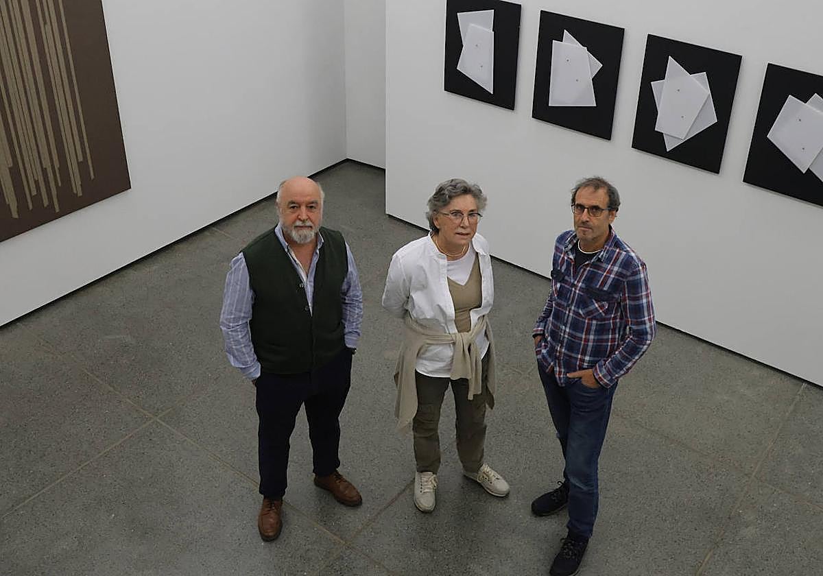 Juan Ignacio García-Velilla, Rakel Ubago y Javier Balda posan en una de las salas de la galería, que hoy inaugura su última exposición.