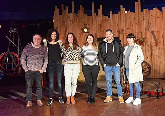 La concejala de Cultura junto a representantes de Gure Zirkua, Gazte Topagunea y Zumardia presentaron ayer la programación de Navidad.