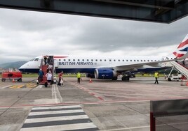 Uno de los aviones de British Airways, que a partir de mayo lanza la conexión con Edimburgo, en Hondarribia.