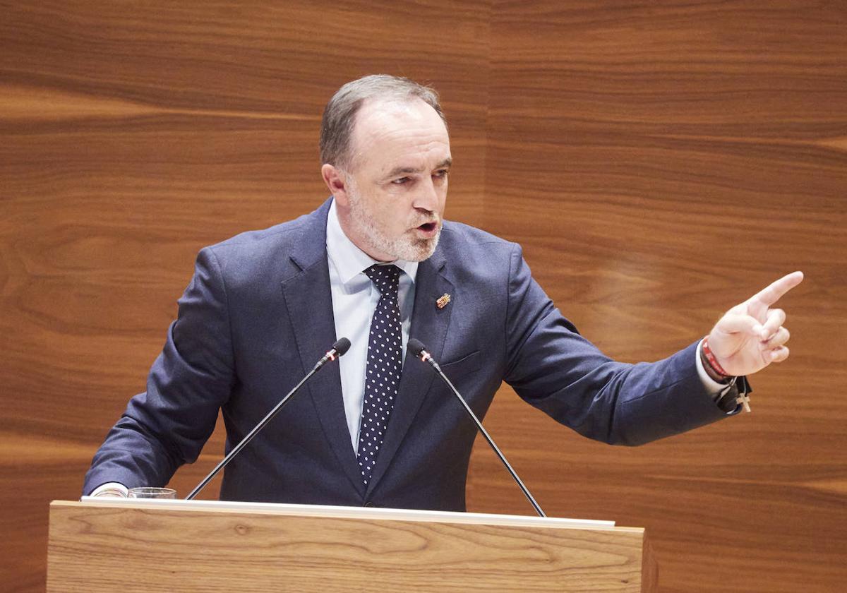 Javier Esparza en una intervención en el Parlamento de Navarra.