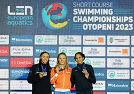 En el centro de la imagen Kira Touissant ganadora de en la final de 100 espalda en el Europeo de piscina corta celebrado a principios de mes.