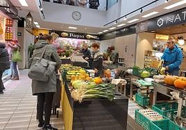 Ostegun eguerdiko irudia; beti egoten da aukera zabala postu eta baserritarren eskaintzarekin.