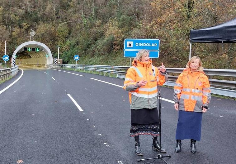 La diputada de Infraestructuras Viarias, Maria Ubarretxena, y la diputada general de Gipuzkoa, Eider Mendoza, en las obras del túnel de Oindolar.