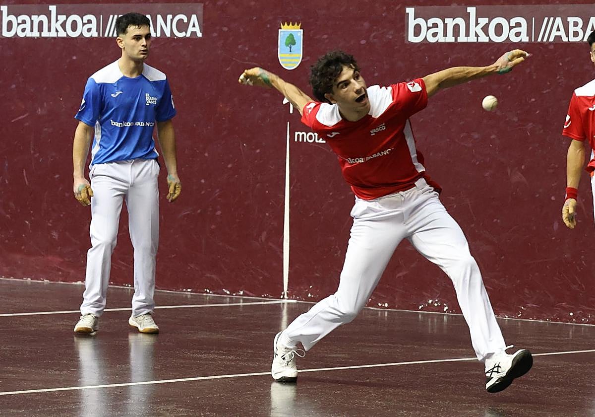 Canseco llega en carrera. Detrás, Sánchez.