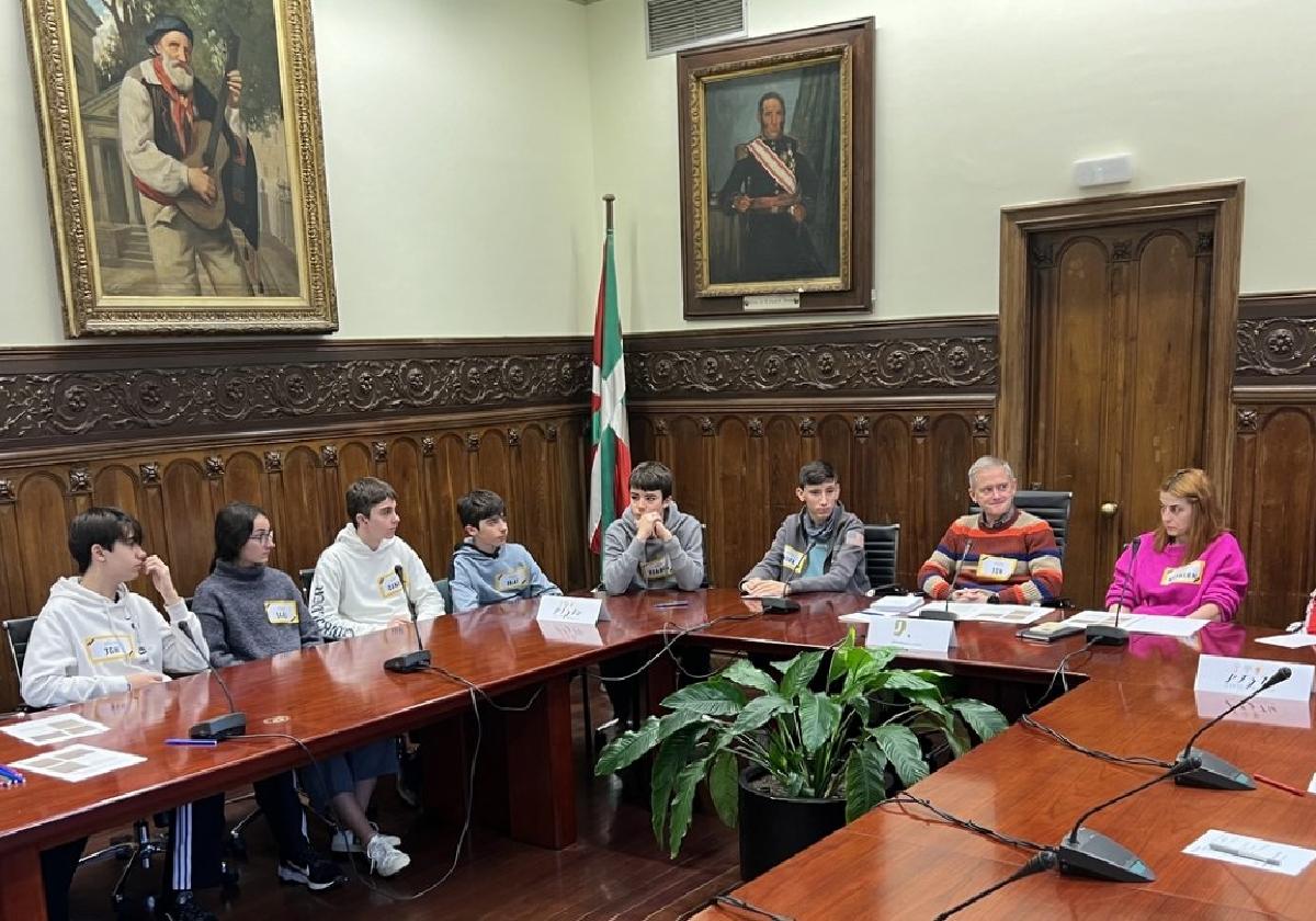 Los componentes de 'Piztu Gazte Mahaia' durante su encuentro.