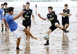 Asergroup taldeko jokalariak ezkerrarekin baloia jo eta gola egingo dio Il Capo taldeari jokaldi honetan.