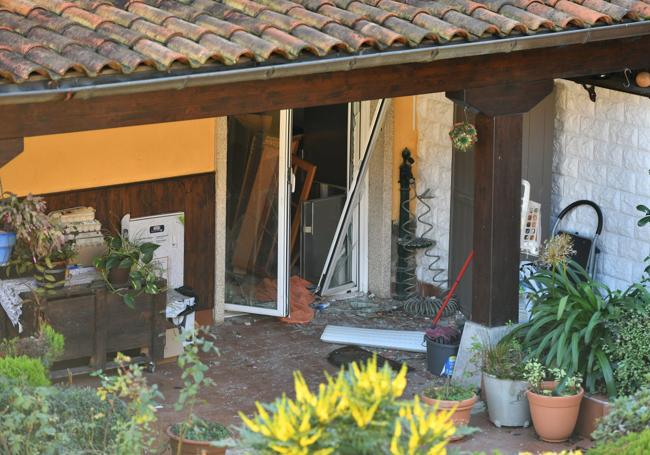 La cocina, que da a la parte principal de la casa, y el salón fueron los lugares más afectados por la explosión.