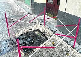 Escribe Pío Aguirre: «Hace 20 días, por lo visto, se produjo una avería eléctrica en la calle Elkano 7. Unos operarios abrieron una tapa justo enfrente del número 5, sacaron un cable que pasaron delante de esa fachada, pusieron una valla muy débil y ahí lo dejaron. Hasta hoy, y parece que hasta el infinito. El Ayuntamiento lo sabe al ser avisada la UCOM. Esta situación es muy peligrosa».