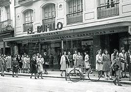 Grupos de modistillas paseando el día de su patrona.