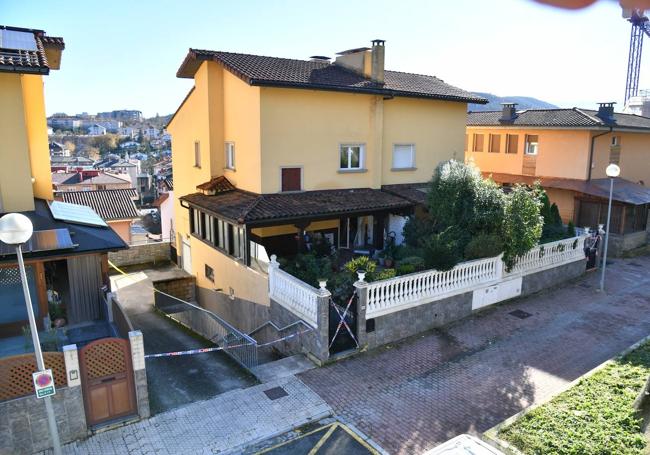 Vista de la casa dañada por la explosión.