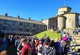 Ehunka mendizale elkartu dira, eguraldi ona lagun zutelarik, Aralarko santutegian.