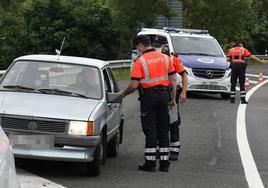 Ertzaintza y Policía local controlarán las distracciones al volante durante las Navidades