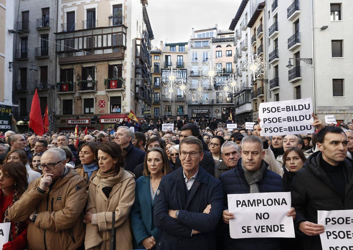 Imagen secundaria 1 - UPN, PP y Vox denuncian que Sánchez entrega la Alcaldía de Pamplona al «fascismo abertzale»