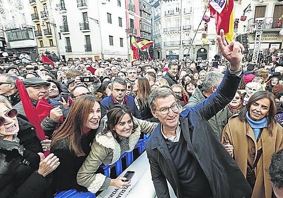 El presidente del PP, Alberto Núñez Feijóo, se dio el domingo un baño de masas y se situó en la primera fila de una protesta que reunió a 10.000 personas en las calles de Pamplona.