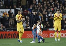 David Silva junto a su hijo Mateo tras realizar el saque de honor anoche en Mestalla.