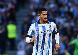 André Silva avanza en un ataque realista ayer sobre el césped del Reale Arena.