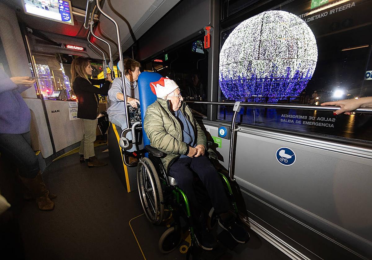 Dbus acerca la Navidad a las personas mayores con la actividad 'Argibusa'