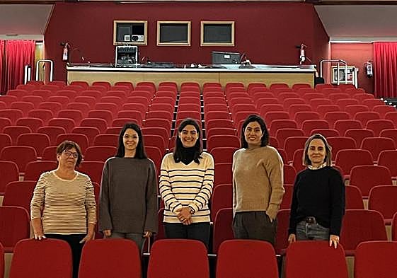Mari Llucia, Ana Martínez, Nuria Alzaga, Ainara Rubio y Pía Alzaga, ayer en la presentación de las actividades.