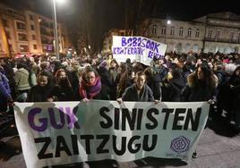 Cientos de vecinos de Gernika y la comarca de Busturialdea respondieron a la convocatoria de Gernikako Sare Feminista.