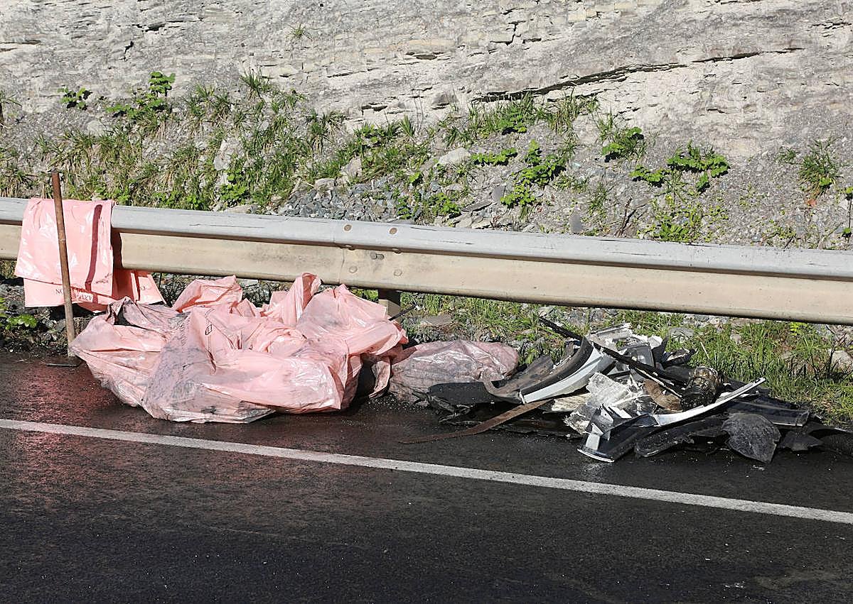 Imagen secundaria 1 - «Había tanto fuego que era imposible acercarse al coche. No pudimos hacer nada»