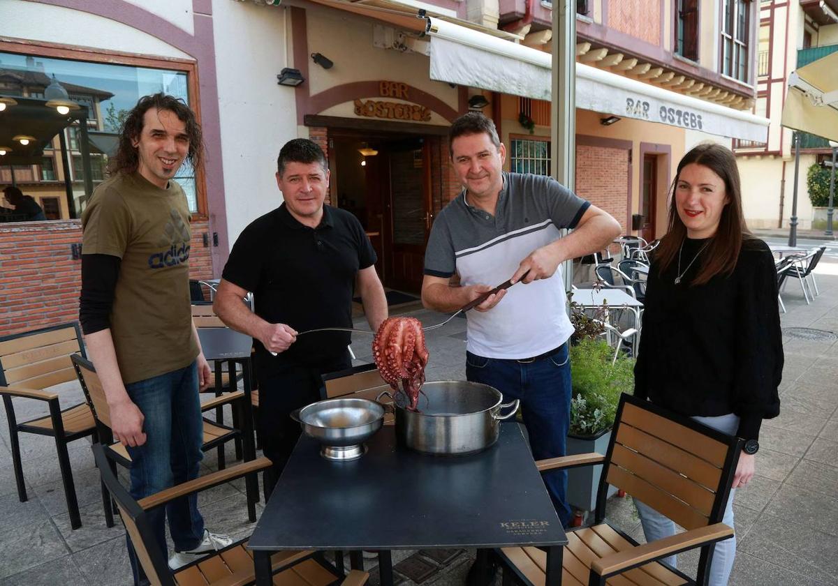 Los responsables del bar Ostebi de Irun, listos para preparar un pulpo.