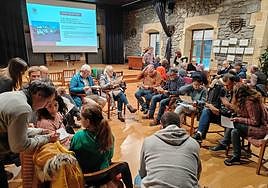 Un momento del acto celebrado en el salón de pleno para dar a conocer el Plan del clima y la energía de Oiartzun.