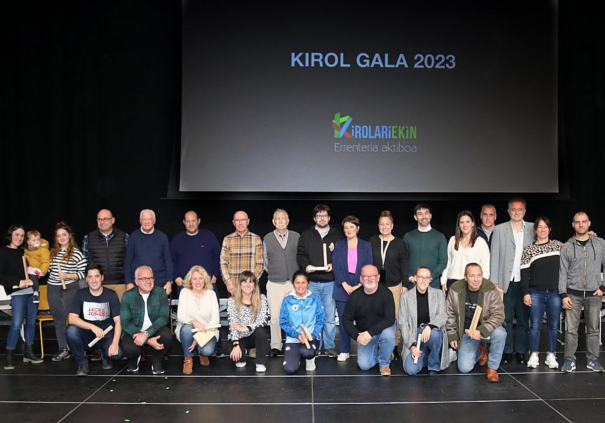 Los premiados en la Kirol gala 2023 junto a los representantes municipales en la sala Sorlekua de Lekuona Fabrika.