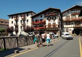 Puente de Muniartea en Txokoto, cuyas piedras y luces situadas en el suelo se van a retirar.