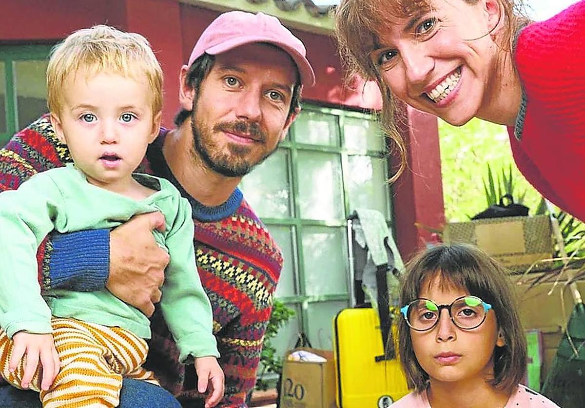 La familia de Mariana y Samuel, protagonista de la galardonada serie 'Esto no es Suecia'.