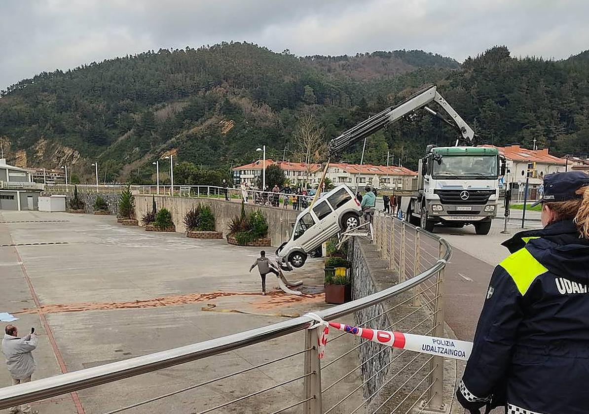 Rescate del coche accidentado en el puerto deportivo de Orio