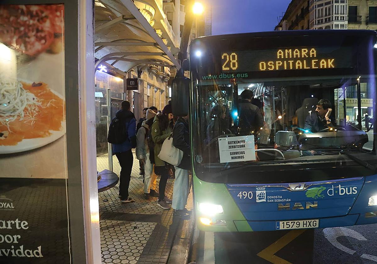 Imagen principal - Afluencia de usuarios en el transporte público.